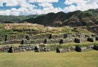 Día 12 Miércoles Cusco Tour de Cusco y ruinas cercanas (D) Tour de Cusco y Ruinas Cercanas - Los visitantes se encuentran emocionados al recorrer por la antigua capital del Imperio Inca, una