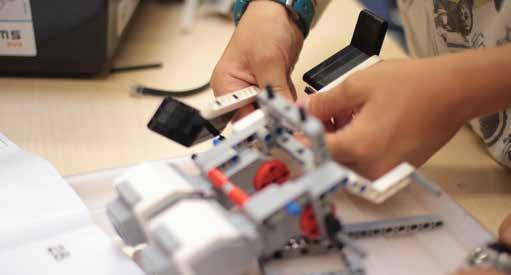 Àrea de tallers Robotix Robotix (Lego) Robotix és una activitat que promou la creativitat i la innovació; l enfocament i la solució de problemes; el treball en equip, la cooperació i el