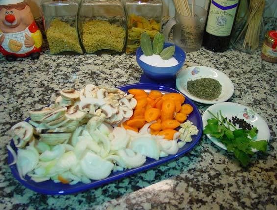 Pica los dientes de ajo, las zanahorias y las cebollas y coloca las verduras