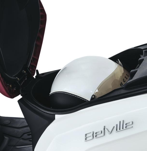 Además, se puede guardar un segundo casco integral dentro del top case de la versión Allure, concebido específicamente para Peugeot Belville.