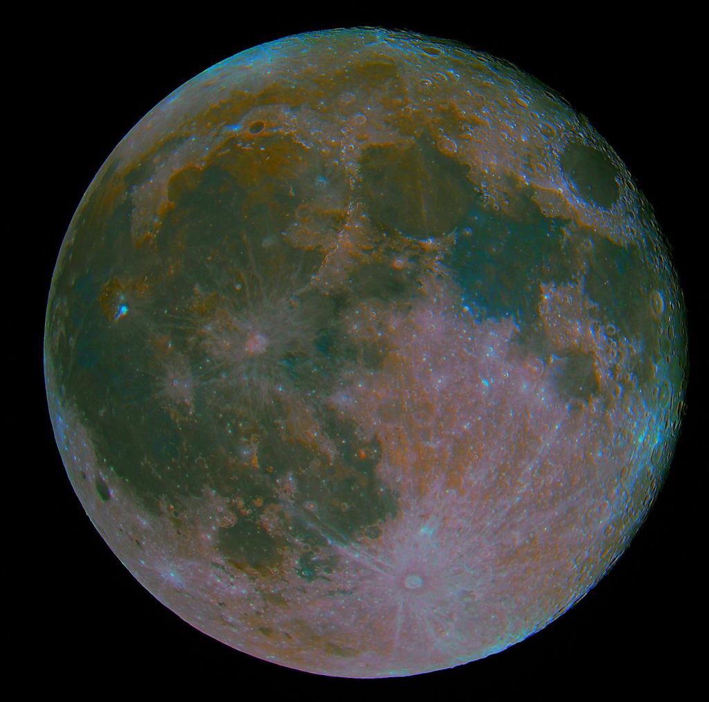 04-Luna en color Y la siguiente imagen corresponde a una curiosa fotografía de la Luna a la que con un procesado algo especial se ha conseguido sacarle los colores.