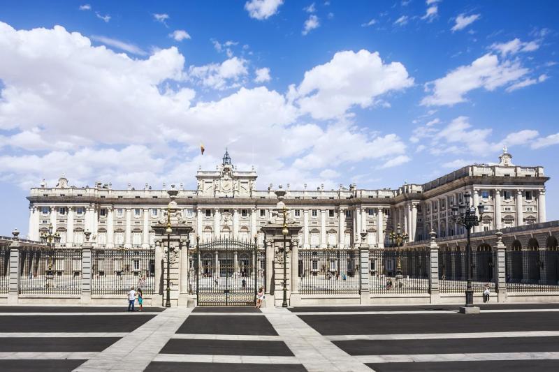 Panorámica de Madrid y visita guiada con acceso preferente Palacio Real Madrid en su esplendor en un recorrido especial por sus monumentos más destacados.