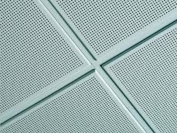 METÁLICO-ARMSTRONG Fabricados en acero galvanizado y cubiertos de una capa de pintura de poliéster en polvo, los techos metálicos están concebidos para durar.