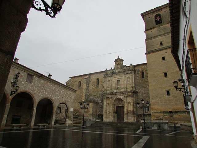 Iglesia y plaza de