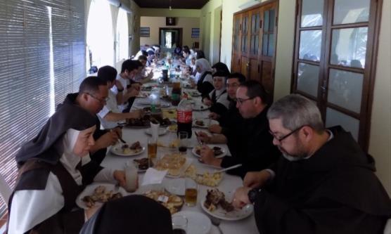 El sábado, luego del desayuno, nos reunimos para hacer la oración de la mañana. Al mediodía partimos nuevamente hacia el monasterio de Asunción para almorzar.