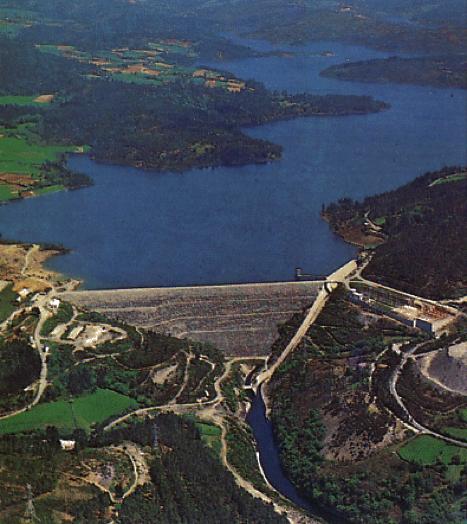 200 kva de potencia. río Ulla y pertenece al término municipal de Vila de Cruces, cimientos de 93 m y el volumen total de obra de fábrica provincia de Pontevedra (Ilustración 12). Dentro de este de 2.