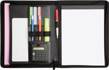 Interior: block con 20 hojas lisas, fuelle para tableta, 3 porta tarjetas, calculadora, porta bolígrafo elástico y 3