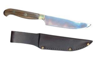 CUCHILLERÍA Y SET DE ASADO CUCHILLO, TENEDOR Y CHAIRA M-10-17 Cuchillo, tenedor y chaira con vaina de cuero.