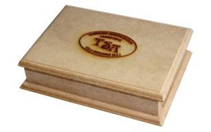 ARTÍCULOS EN MADERA SET DE TRUCO M-11-01 Juego de truco en caja de madera con tapa biselada. Incluye mazo de 40 naipes de excelente calidad, block de hojas y mini bolígrafo.