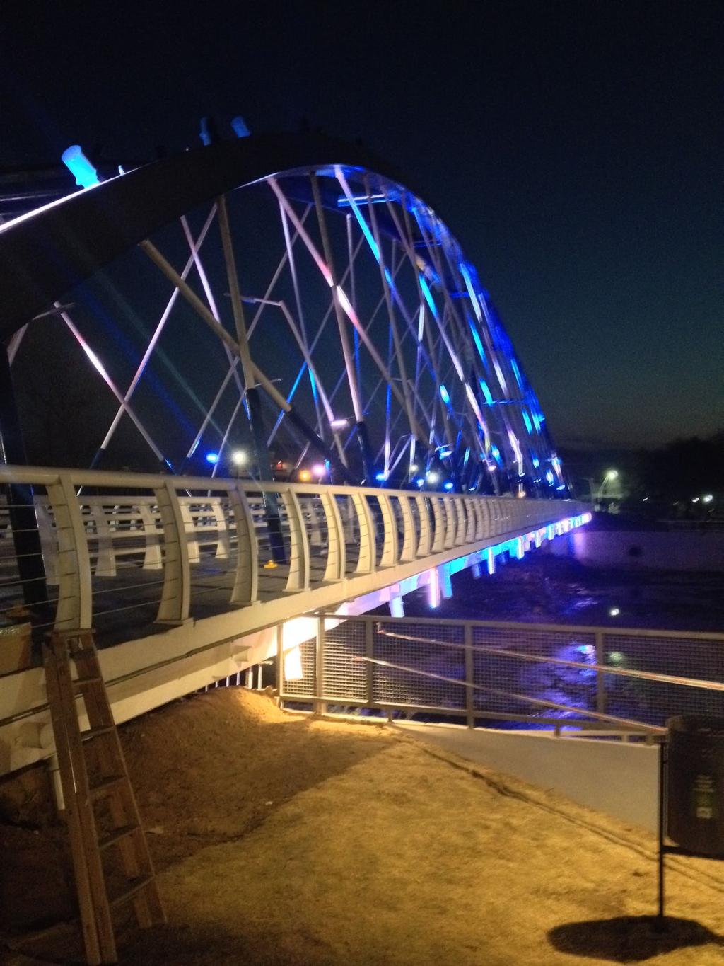 Philips Lighting ofreció una solución completa de iluminación del nuevo puente que incluye el embellecimiento con luz de color y el alumbrado general.