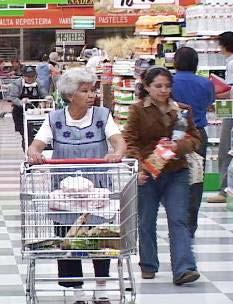 En localidades urbanas, el 40% del consumo estará concentrado en hogares con amas de casa mayores a 55 años Población en hogares con amas de