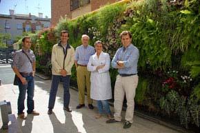 Terapia Urbana instala el primer jardín vertical en un hospital europeo... http://www.fundaciondescubre.es/la-spin-off-de-la-us-terapia-urbana-in.