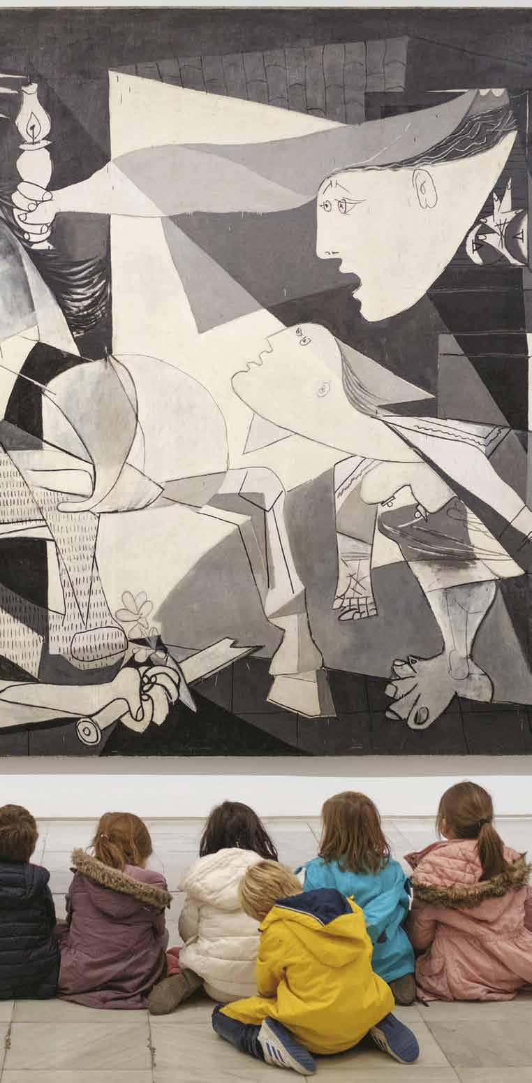En el Museo Reina Sofía de Madrid, estudiantes contemplan la icónica pintura Guernica, de Picasso, que muestra la muerte y la angustia después del bombardeo de la ciudad vasca en 1937.