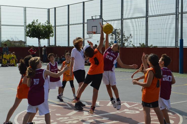 Secció Esportiva Bàsquet Bàsquet Entrenaments Els nens i les nenes treballaran de forma interdisciplinària tots els aspectes relacionats amb aquest