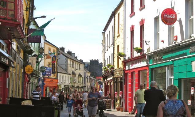 Galway, con su ambiente bohemio, multicultural, es considerada la capital cultural de Irlanda por el gran número de festivales de teatro, música y arte