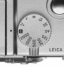 Ambos elementos de mando disponen de intervalos de ajuste manual con posiciones encastrables en el anillo de diafragma mediante giros de tercio, en el dial de tiempo mediante giros completos, así