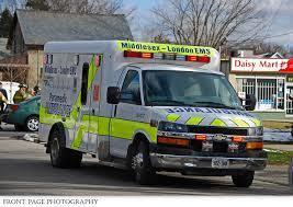 Si usted necesita una ambulancia que lo transporte al hospital, el Ministerio de Salud y Cuidados a Largo Plazo de Ontario pagara por la mayor parte del costo.