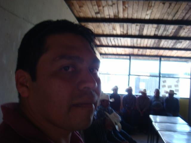 Rafael Abrego Hernández, al momento de firmar la lista de asistencia de la reunión correspondiente al mes de Mayo del 2015. Foto 59; Los productores asistentes a la reunión mensual de Mayo del 2015.
