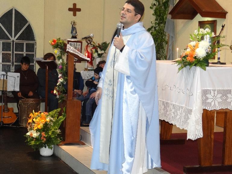 Aniversario de la llegada del Padre Juan El próximo 27 de Noviembre se cumple el segundo aniversario de la puesta en función del Padre Juan como párroco de la comunidad de los Santos Ángeles