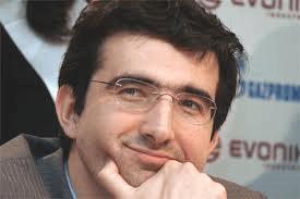 Rg5 En esta partida Kramnik nos ha ofrecido una combinación perfecta de lucha y profilaxis.