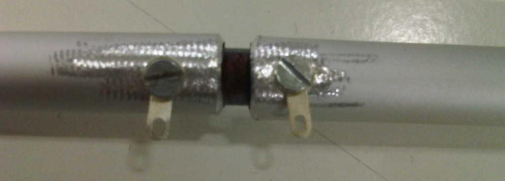 Figura 45. Dipolo ya armado, con punto de conexión lijados para aumentar la conductividad.