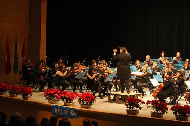 Como en años anteriores, la Universidad de Valladolid y el Banco Santander organizan su ya tradicional Concierto de Navidad a favor de Unicef a cargo de la Joven Orquesta de la Universidad de