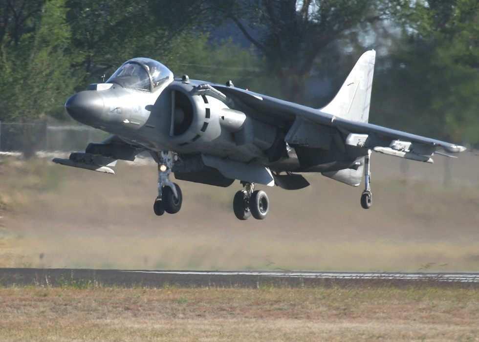 θ y r F (a) Harrier jump jet x (b) Simplified model F Figura 4: (a) Vehículo aéreo con impulsadores y su (b) modelo simplificado donde el impulso neto ha sido descompuesto entre la fuerza horizontal