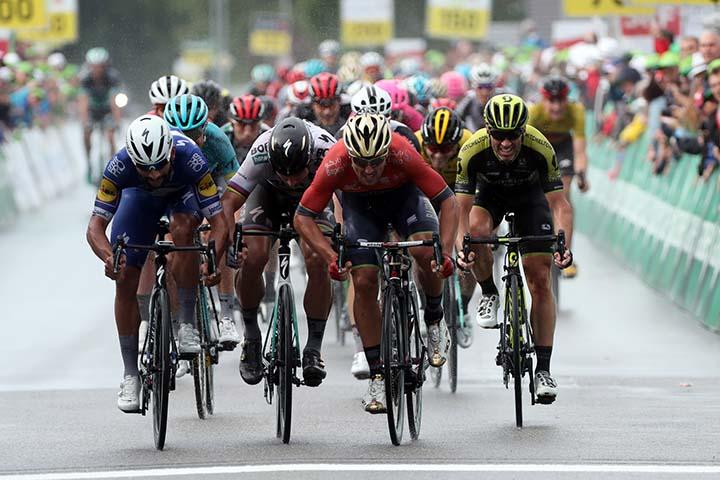 Sonny Colbrelli (Bahrain Merida) resultó ganador este lunes de la tercera etapa del Tour de Suiza, jornada disputada bajo la lluvia entre Oberstammheim y Gansingen sobre 182,8 kilómetros.