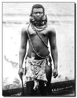 En ocasiones especiales Dinizulu usaba un collar con mas de un millar de cuentas de madera, de diversos tamaños, desde muy pequeñas hasta toscamente grandes.