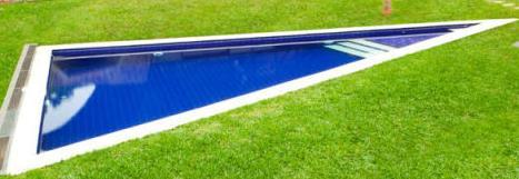 Carlos construye en su finca una piscina de forma triangular, tal como se muestra en la siguiente figura. Con una altura de 4m y un largo de 8m. Si cobra $ 5.