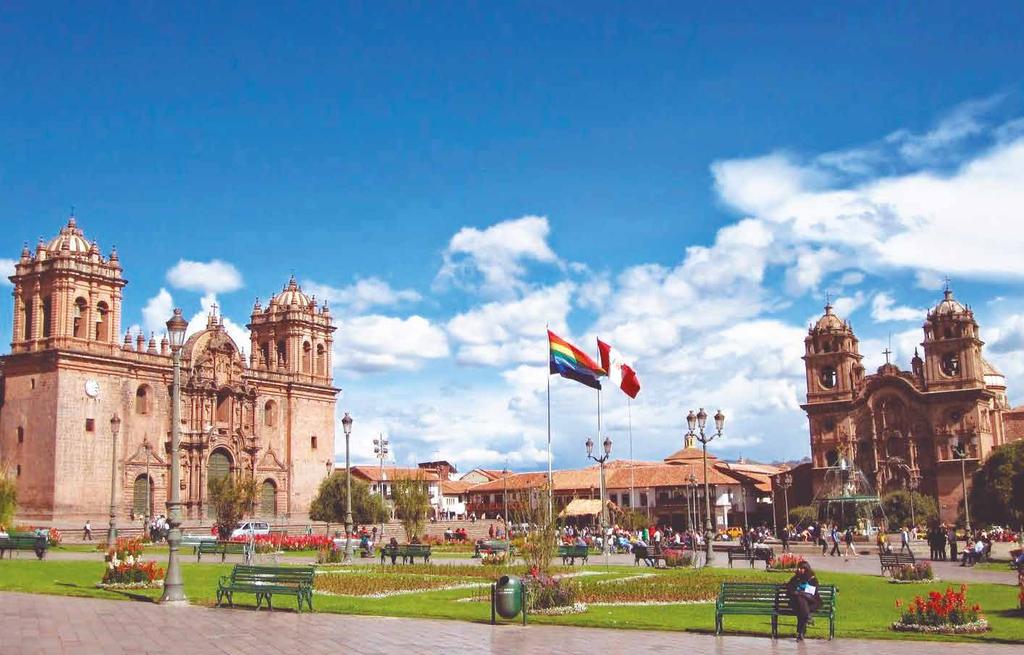 adoración al Dios Sol de los Incas y sobre el cual se levantó el actual convento de Santo Domingo; contemple la belleza de la Plaza de Armas de Cusco y admire las más representativas muestras