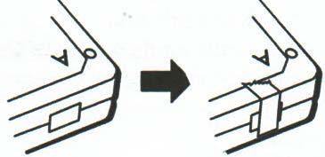 Al insertar un casete con una pestaña removida, el borrador accidental se evita con una palanca en el mecanismo que presiona el botón.