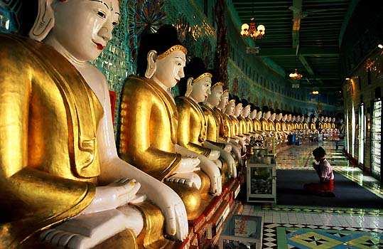 Continuación a la Pagoda Chauk Htat Gyi donde se encuentra la imagen de un enorme Buda Reclinado.