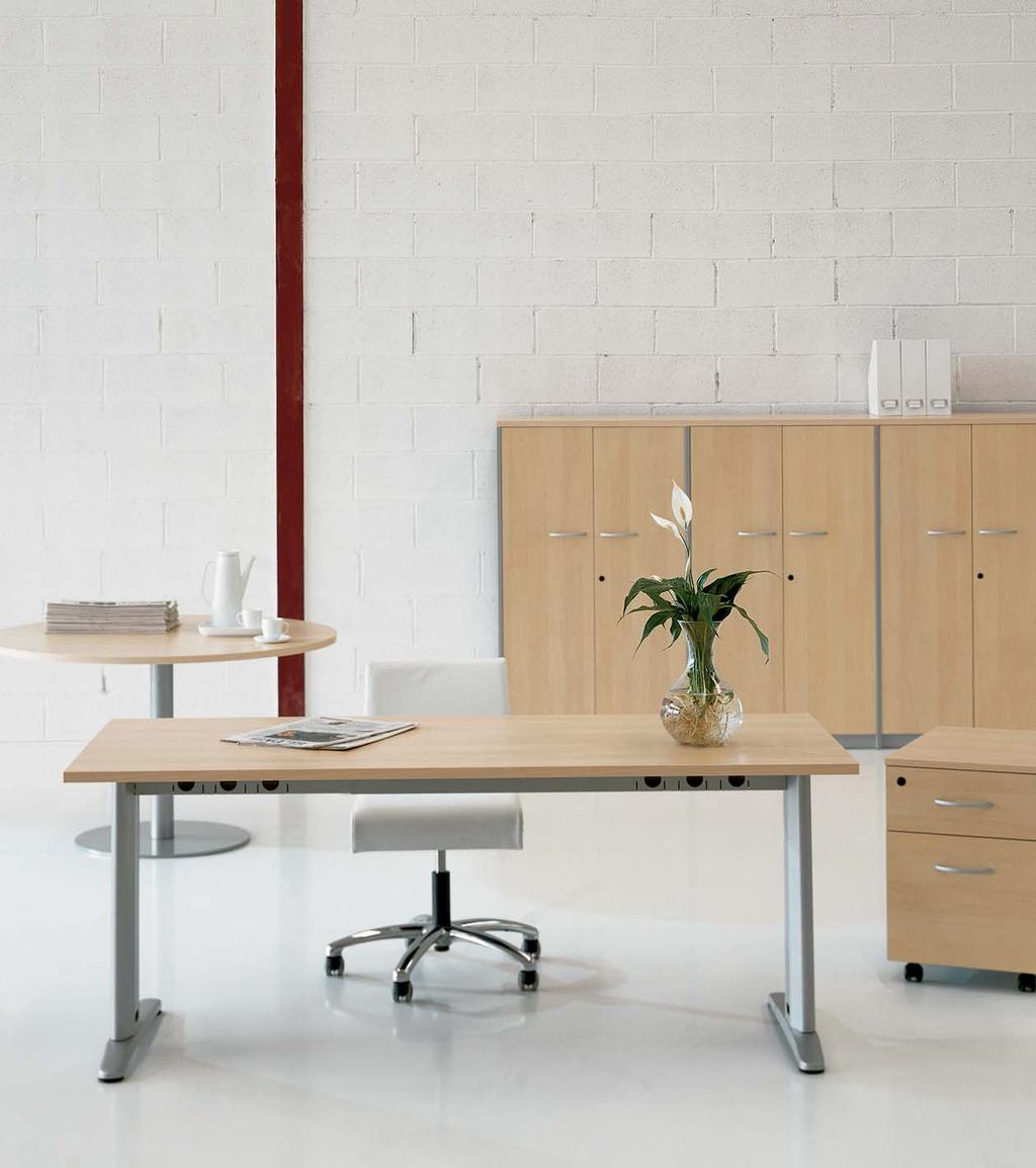 Las zonas de reunión pueden integrarse en los despachos; armarios, cajoneras. Completan la serie.