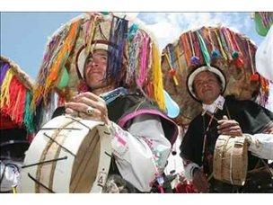 mundo andino, el Carnaval coincide con el Pawkar Raimi, época en que los campos comienzan a germinar y adquieren un verdor característico, en tanto que los árboles ya han empezado a dar sus primeros