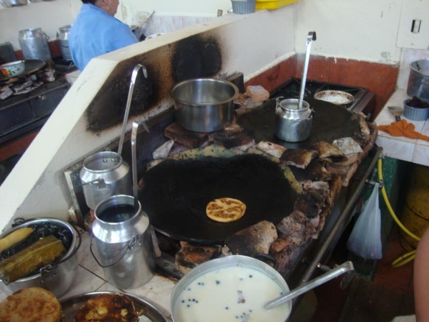 GUALACEO El plato ancestral más destacado en Gualaceo son las tortillas de maíz, porque la forma de prepararlo se ha conservado, incluso el utensilio en donde se prepara, que es el tiesto, es de