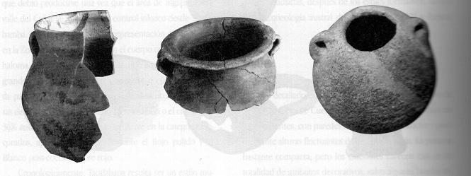 Cántaros y ollas con asas laterales De acuerdo a los datos del estudio realizado por Jaime Idrovo, estos utensilios corresponden al período colonial y republicano.