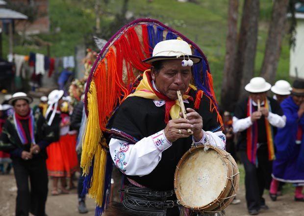 Por el contrario, el carnaval festejado por comunidades indígenas de Cañar es mucho más complejo, tal es el caso del carnaval celebrado en la población de Juncal Cañar, descrito en los años setenta