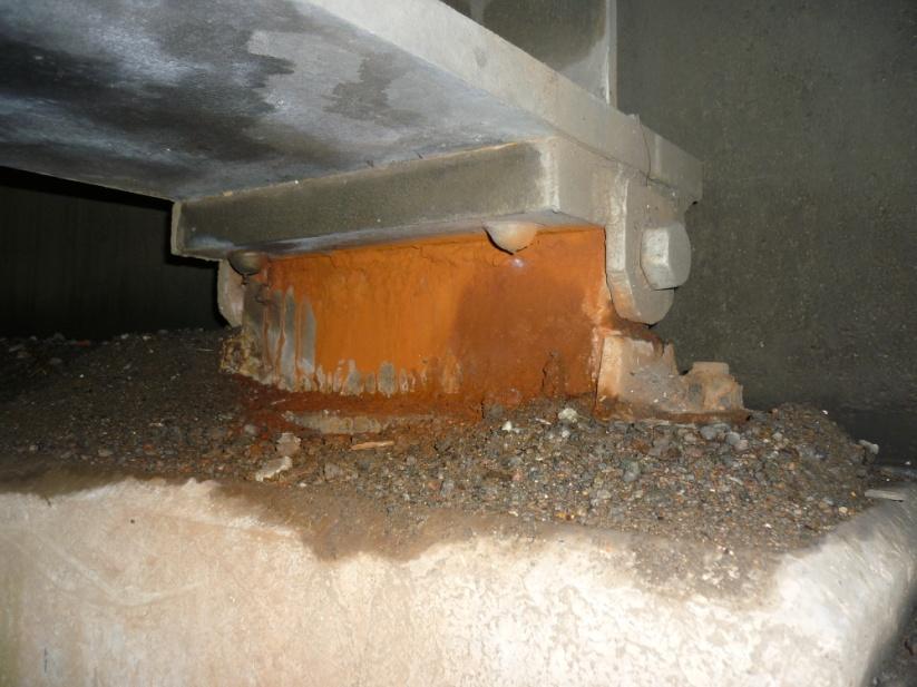 Fecha de la última inspección agosto 00. Daños en la losa de concreto: Alto nivel de fisuramiento (visibles por la superficie inferior). Huecos y orificios.