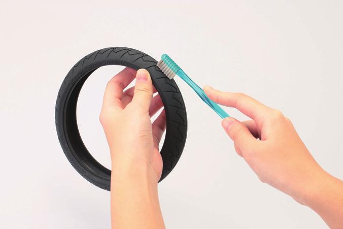 2 4 3 5 Limpia la superficie del neumático con un cepillo de dientes.