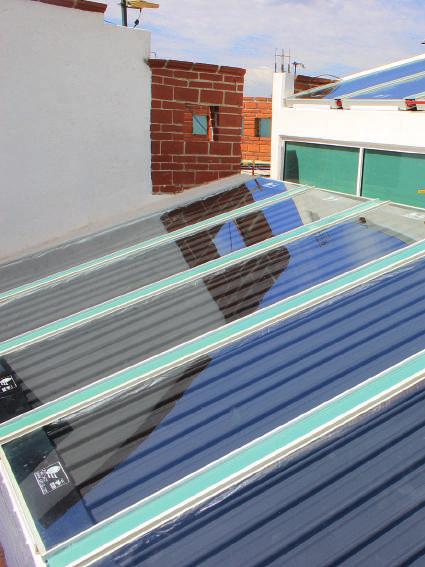 En el sistema termosolar nuestros equipos maximizan la captura del infrarojo del sol a través de colectores solares que los convierte en calor, destinándose a satisfacer numerosas necesidades, con