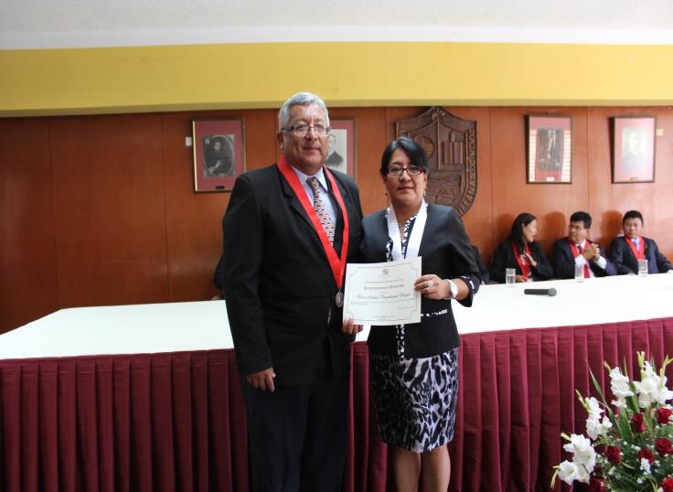 Yone Li entrega certificado a jueza del Juzgado Penal Unipersonal de Talara
