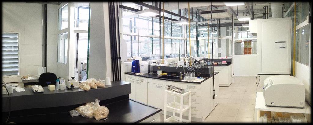 de 500 m² y laboratorios ocupando 300 m²
