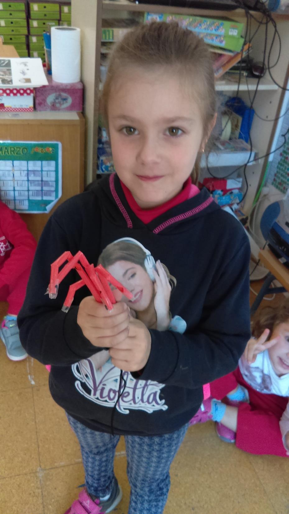 Lorena construyó en su casa una mano robótica con pajitas e hilos y nos la