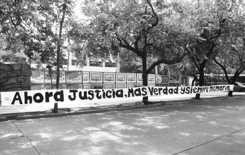 XII CUADRO 33 INTRODUCCIÓN XIII Frente a los Tribunales Federales de Mendoza la primera jornada de los juicios. nuestros compañeros desaparecidos en nuestro país en la última dictadura cívico-militar.
