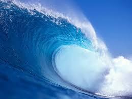 El movimiento del agua en los océanos del mundo crea un vasto almacén de energía cinética o energía en movimiento.
