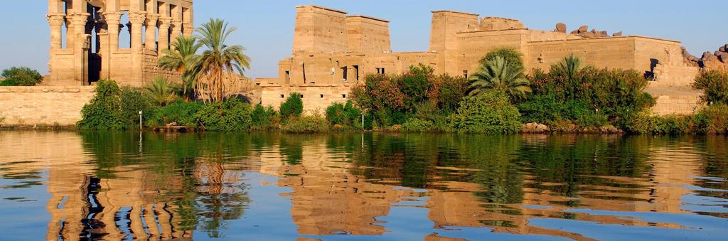 El viaje arranca en la orilla oriental de Luxor con destino al Templo de Karnak, nacido del esplendor de los faraones del Imperio Nuevo,