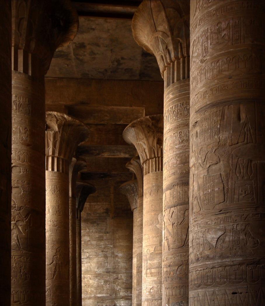 DÍA 3 CRUCERO POR EL NILO La tercera jornada del viaje por Egipto comienza con desayuno a bordo para después visitar el Templo de Edfu, dedicado al dios Halcón Horus y ubicado en la orilla occidental