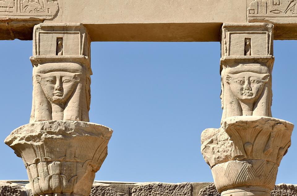 DÍA 4 CRUCERO POR EL NILO ASWAN La jornada comienza en el Templo de Philae, dedicado a la Diosa Isis, lugar al que se llega en un barquito.