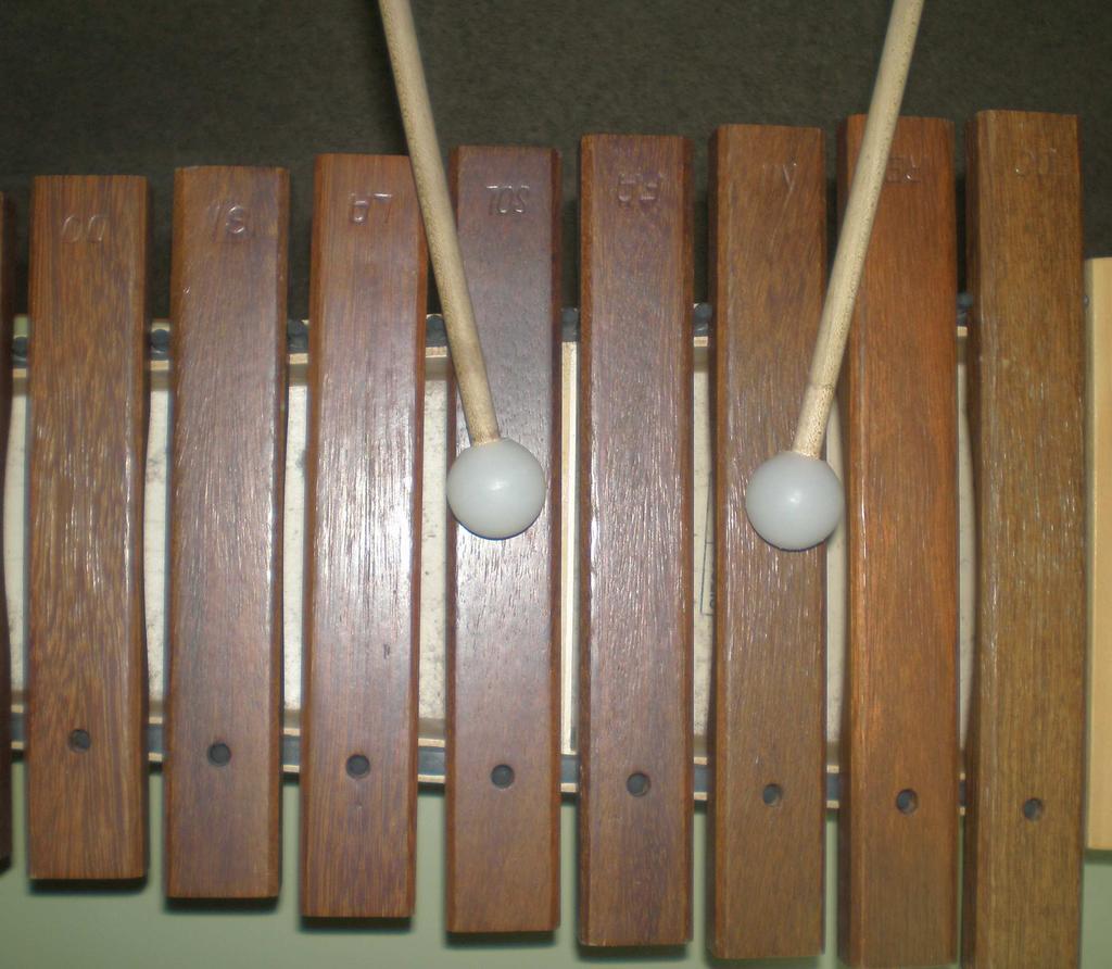 Para el caso de realizar acordes de 2, de 3 y de 4 sonidos: con dos mazas con tres y con cuatro En el